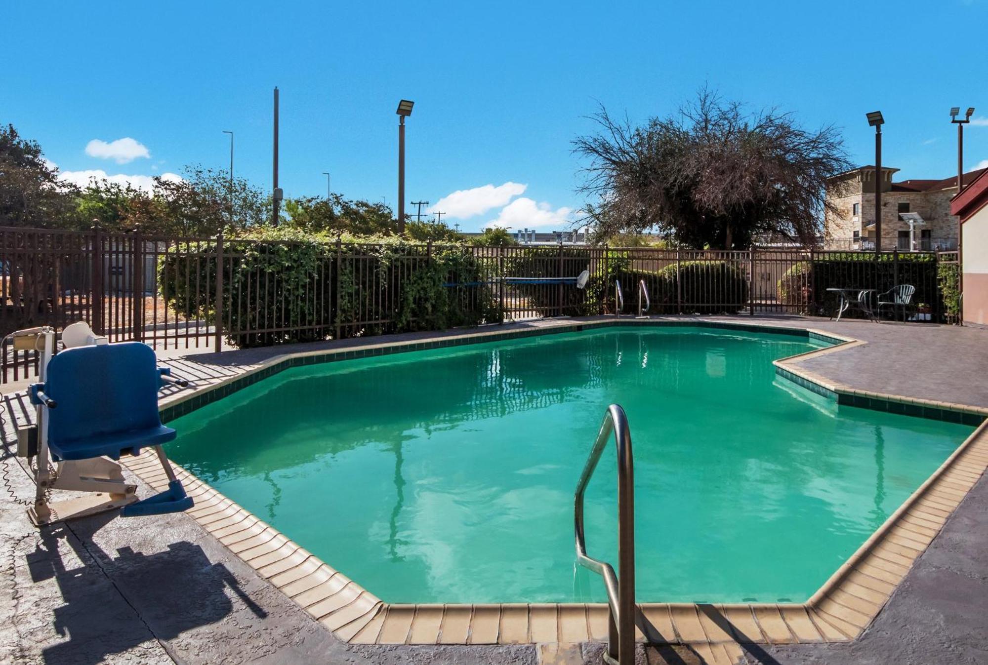 Hometowne Studios By Red Roof San Antonio - Seaworld Northwest 外观 照片